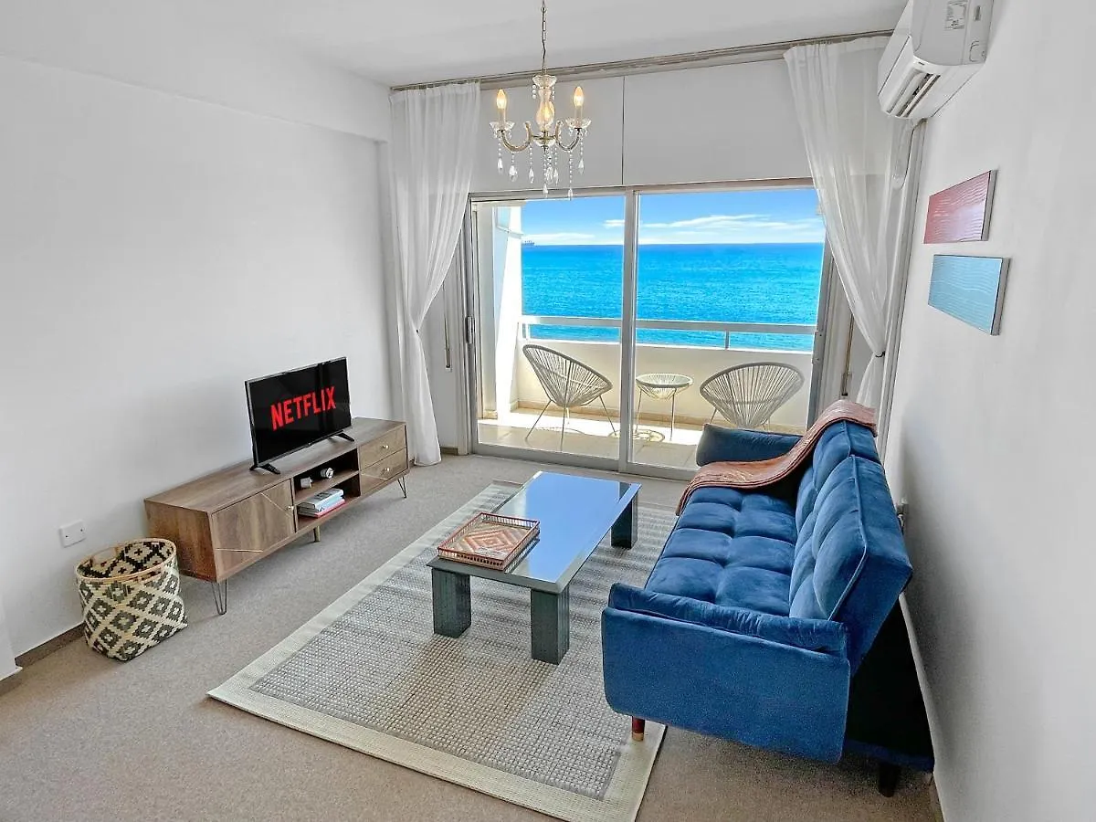 2Br Seafront Apt In City Center With Community Pool Larnaca Cypr